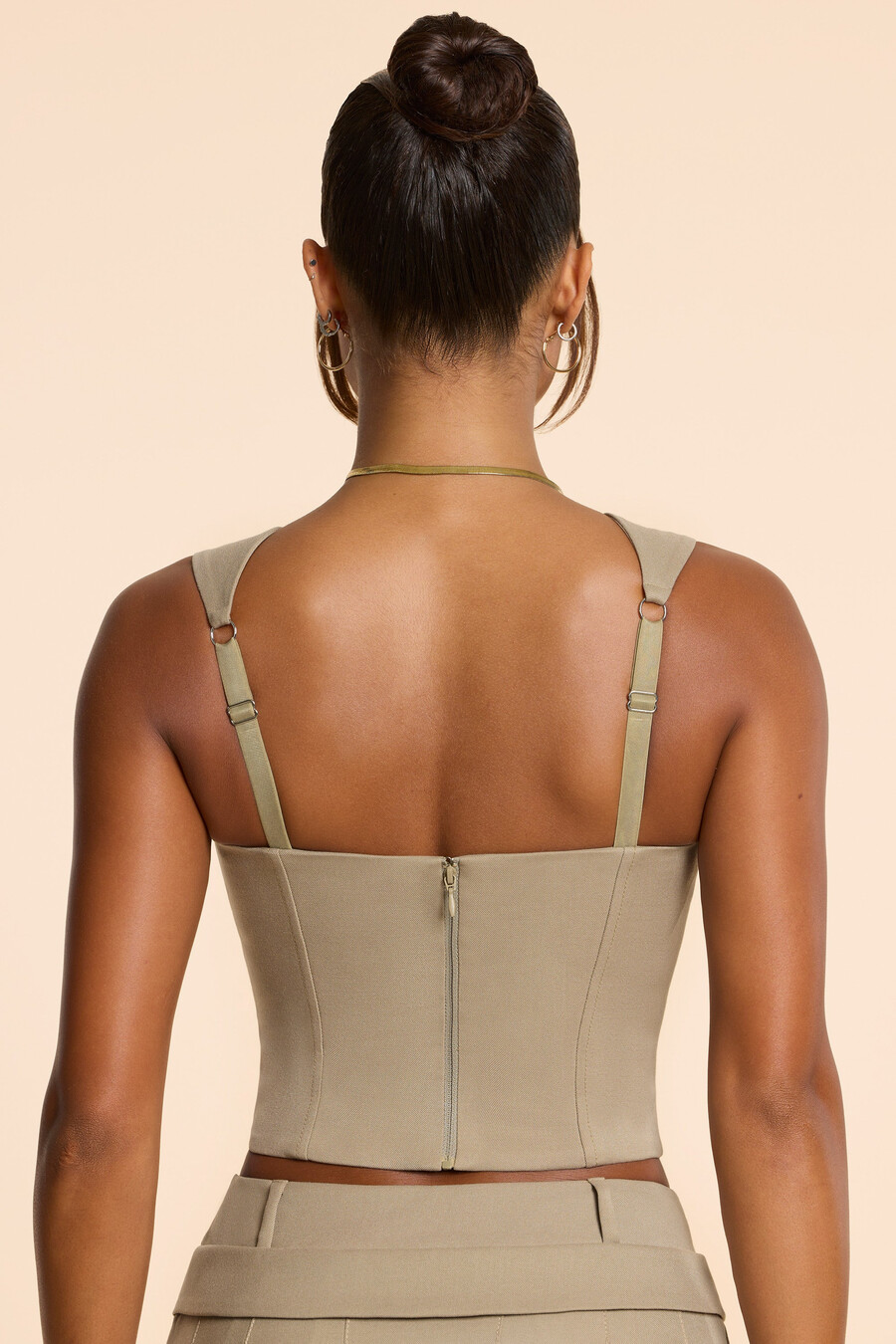 blusa de alfaiataria com decote quadrado em sarja escovada na cor taupe.