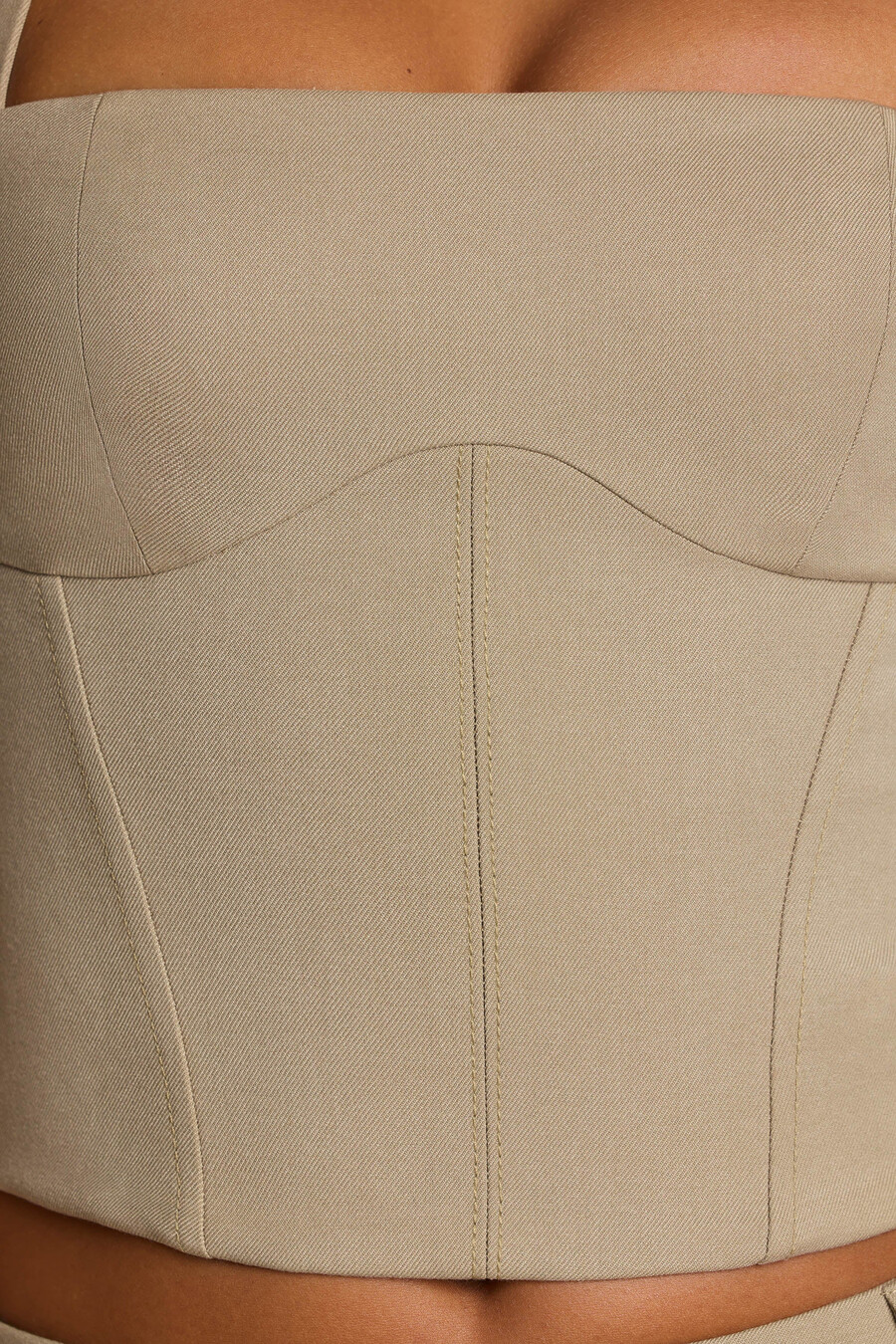 blusa de alfaiataria com decote quadrado em sarja escovada na cor taupe.
