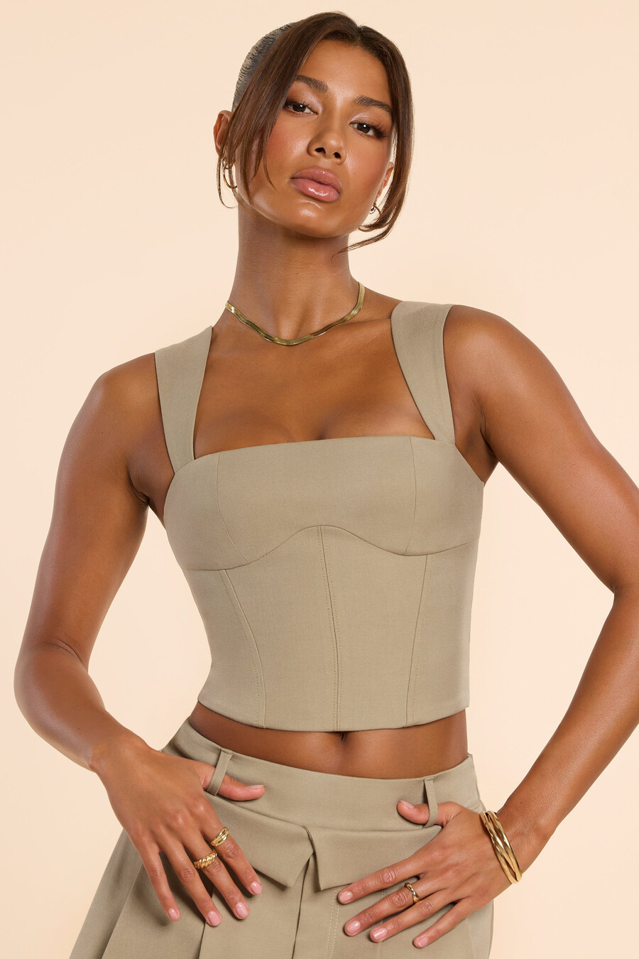 blusa de alfaiataria com decote quadrado em sarja escovada na cor taupe.