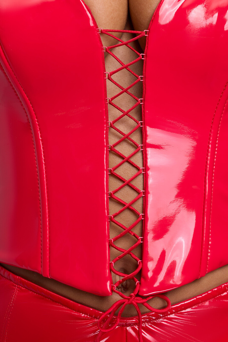 top cropped estilo corset com decote halter e amarração nas costas em vinil vermelho fogo.