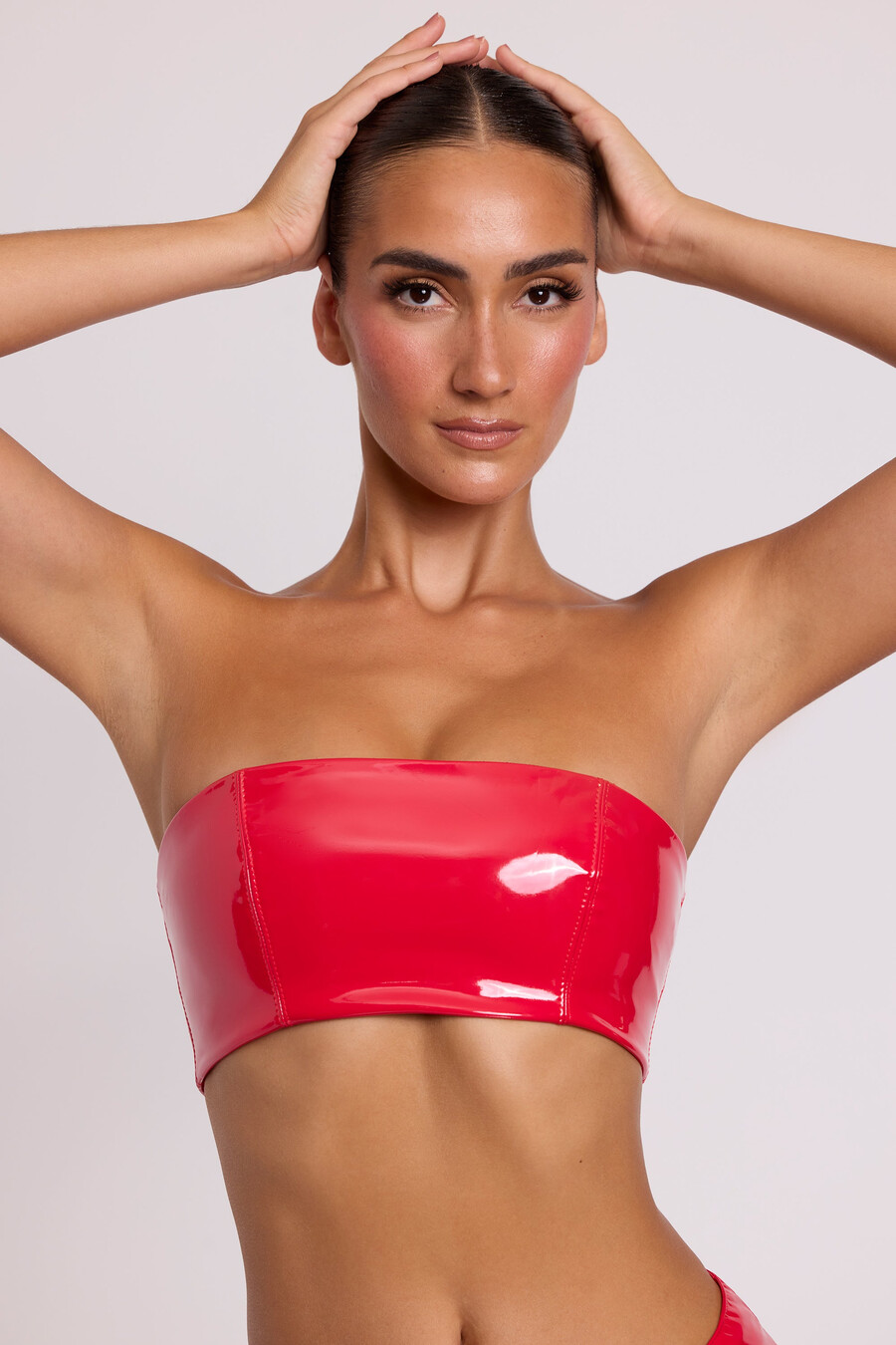 sutiã tomara que caia de vinil na cor vermelho fogo
