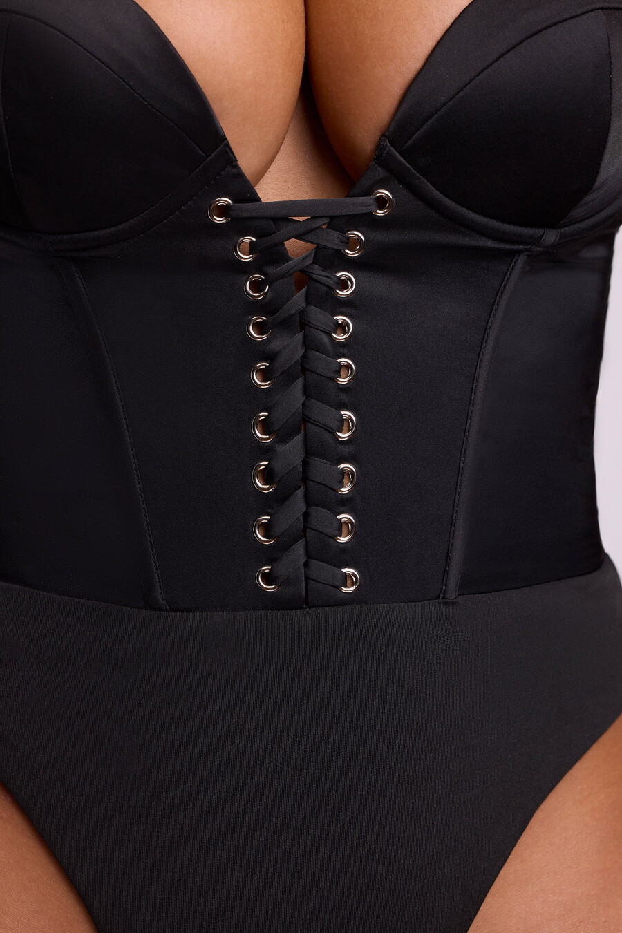 body corset de cetim com decote profundo e amarração nas costas na cor preta.
