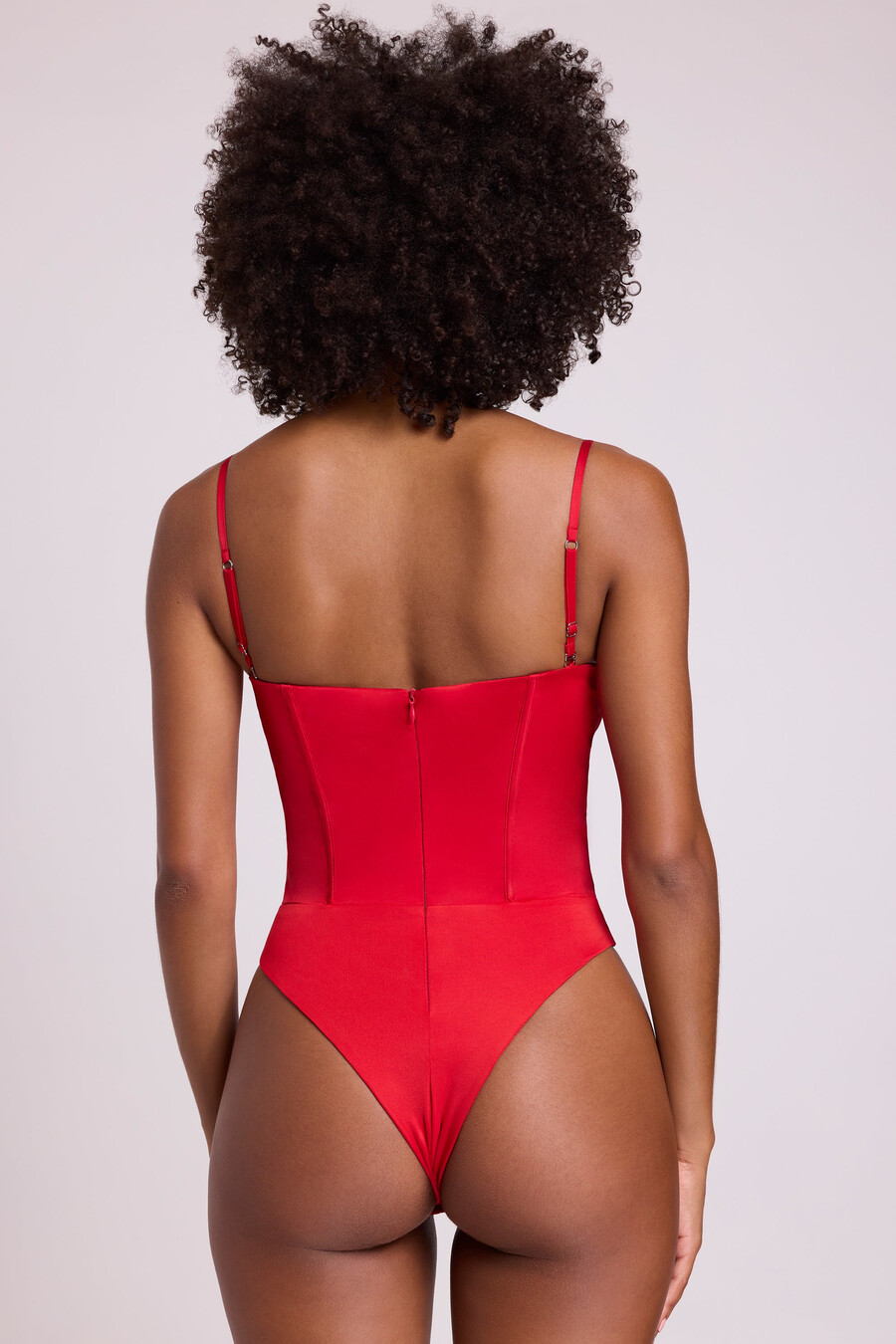 body corset de cetim com decote profundo e amarração nas costas na cor vermelho fogo.