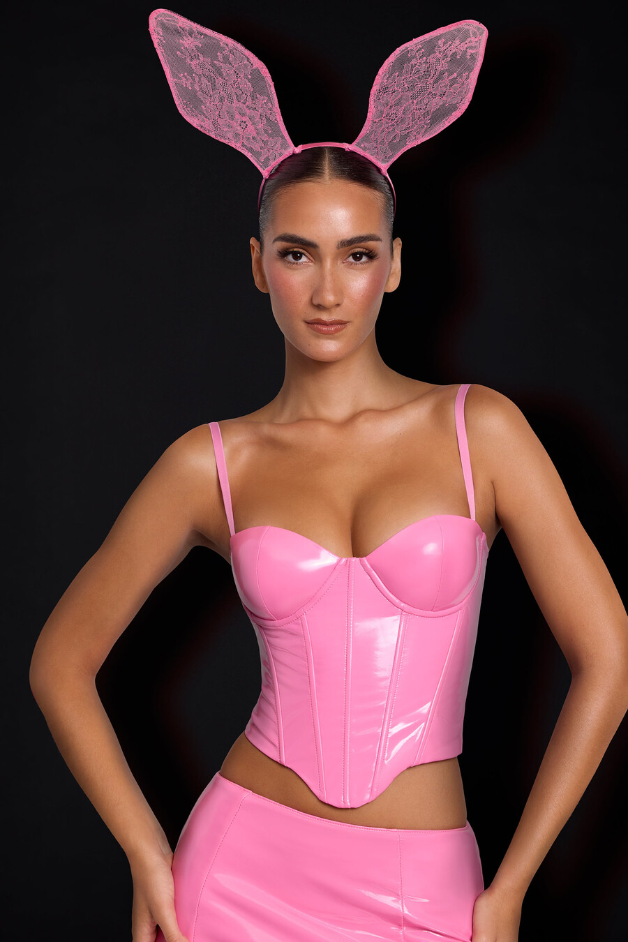 top cropped estilo corset com aro e estrutura interna em vinil rosa