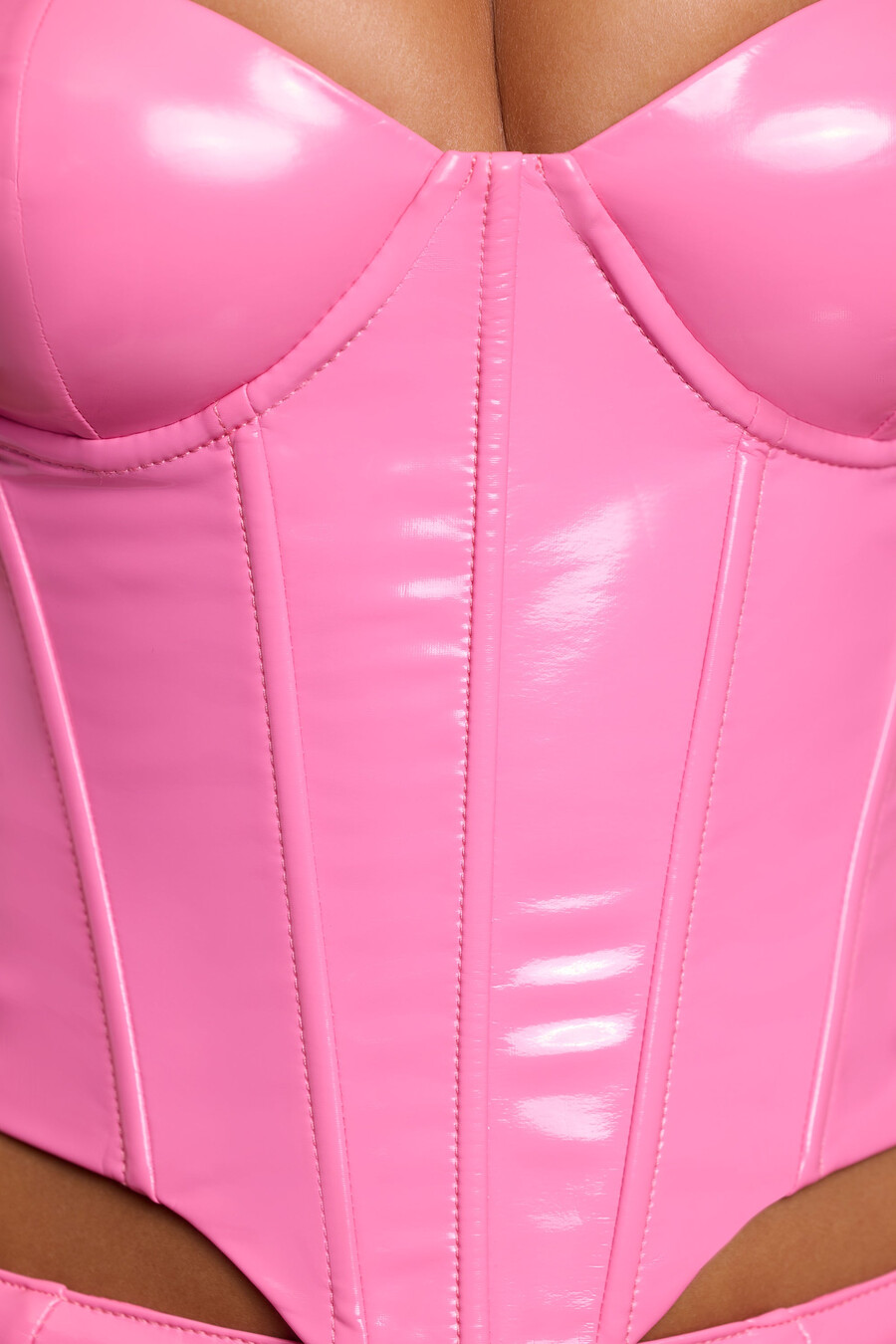 top cropped estilo corset com aro e estrutura interna em vinil rosa