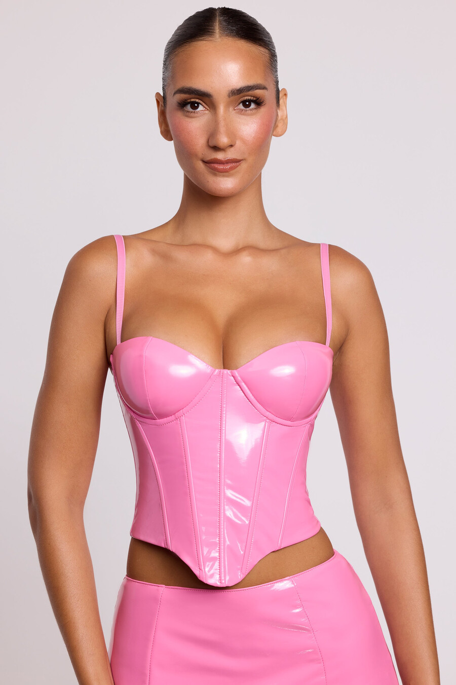top cropped estilo corset com aro e estrutura interna em vinil rosa