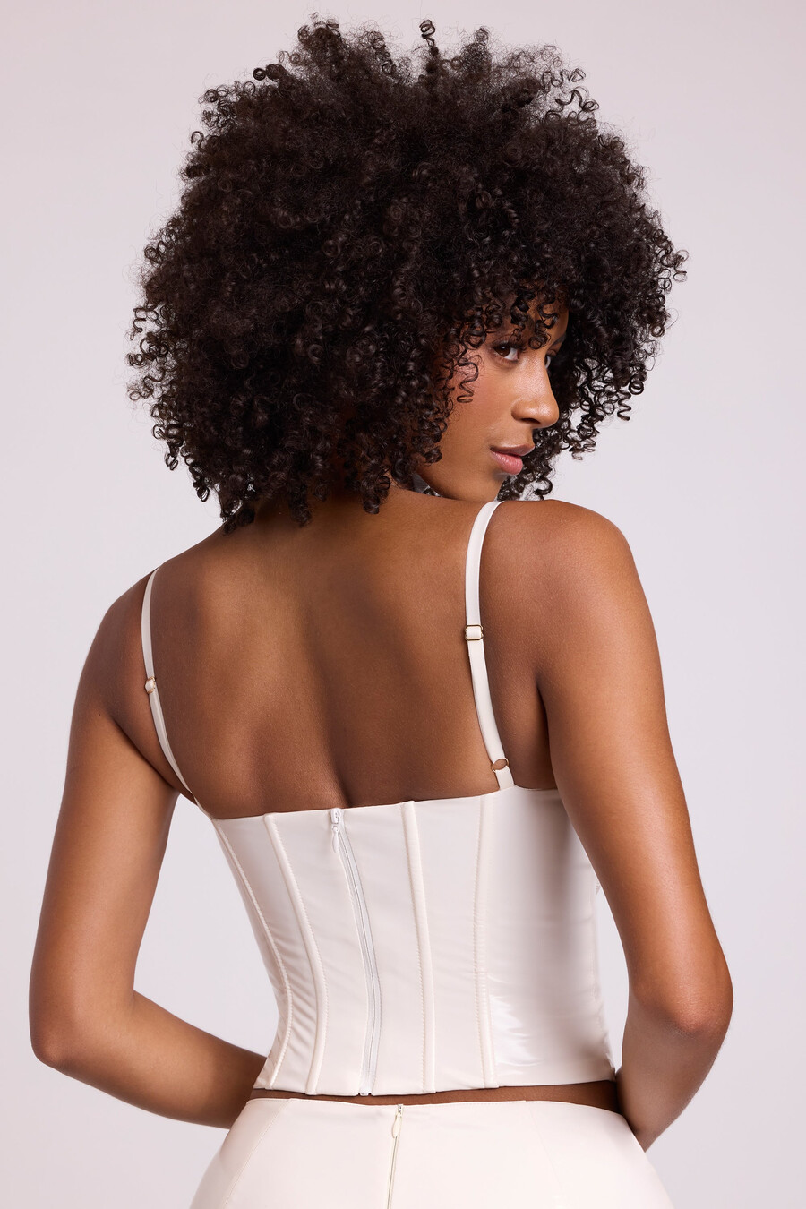 top cropped tipo corset com aro e estrutura interna em vinil branco.