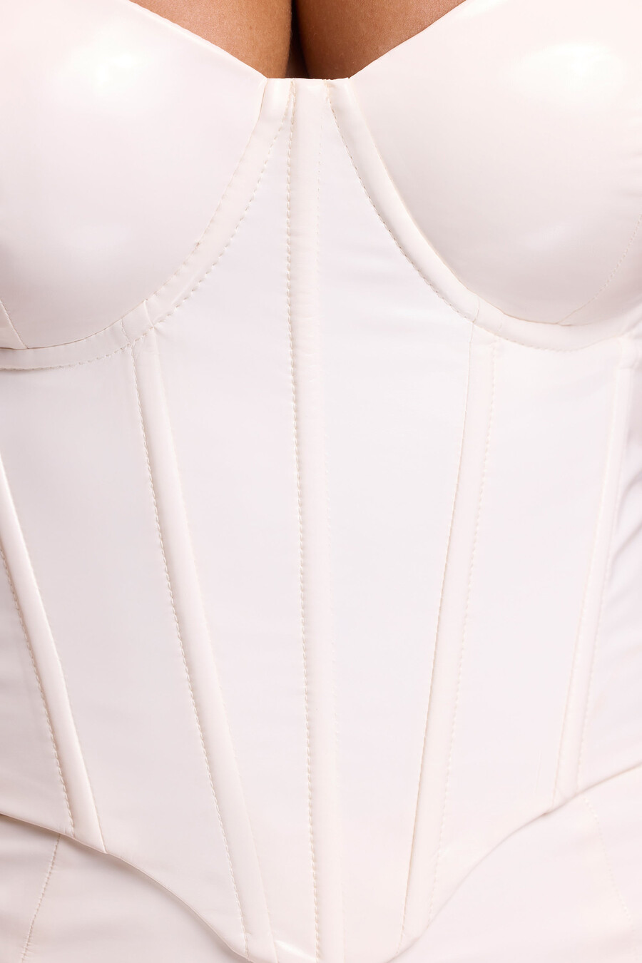 top cropped tipo corset com aro e estrutura interna em vinil branco.