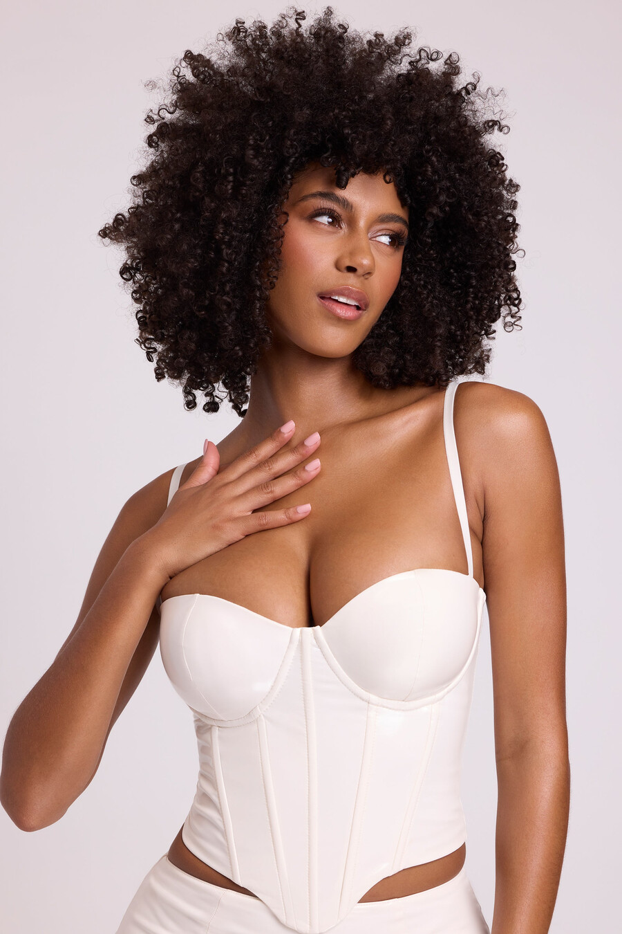 top cropped tipo corset com aro e estrutura interna em vinil branco.