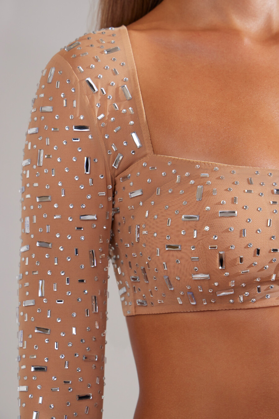 top cropped de manga comprida transparente com detalhes bordados na cor amêndoa