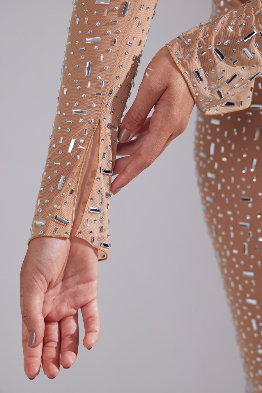 top cropped de manga comprida transparente com detalhes bordados na cor amêndoa