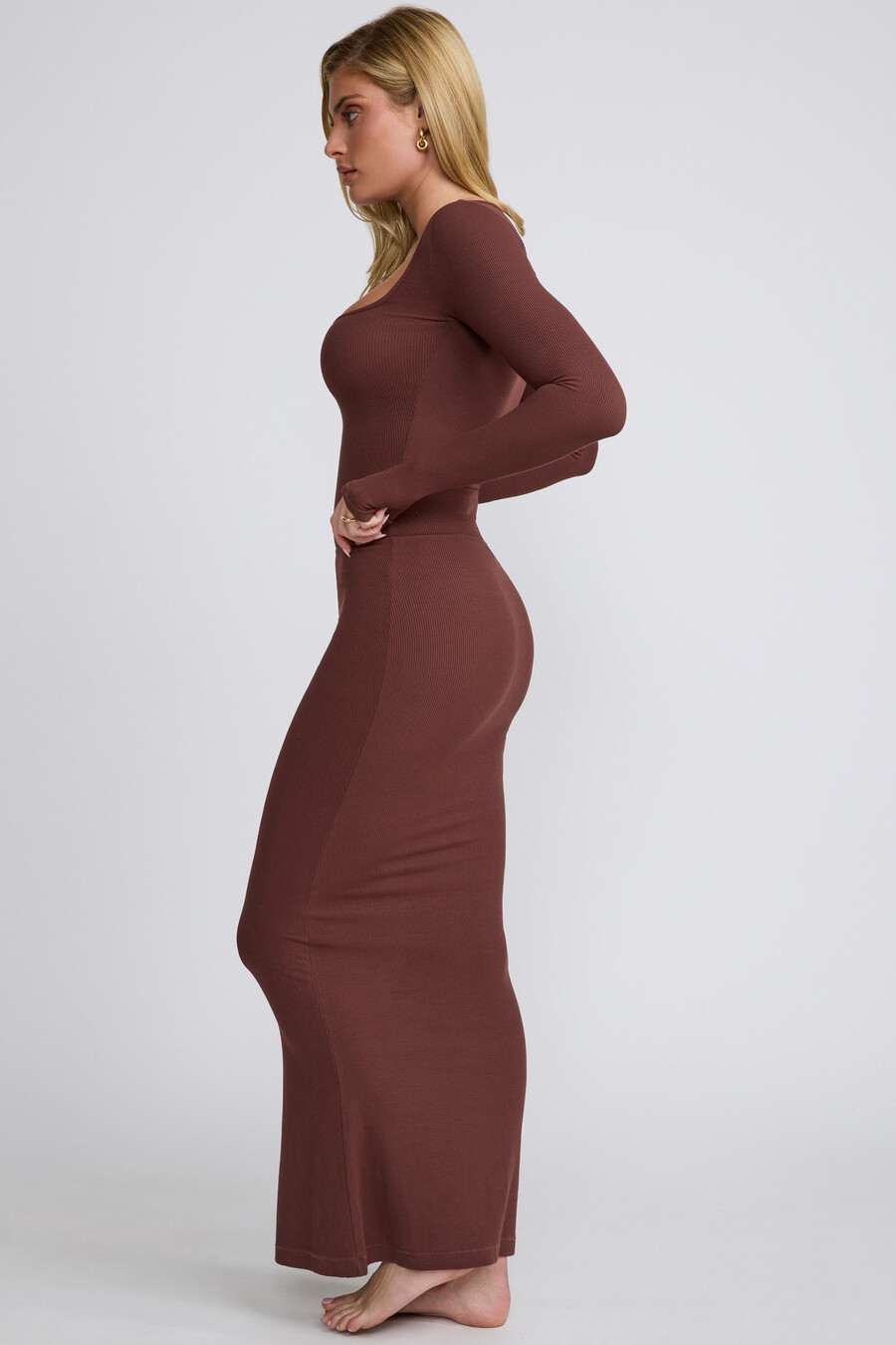 blusa de manga comprida canelada em modal na cor chocolate.