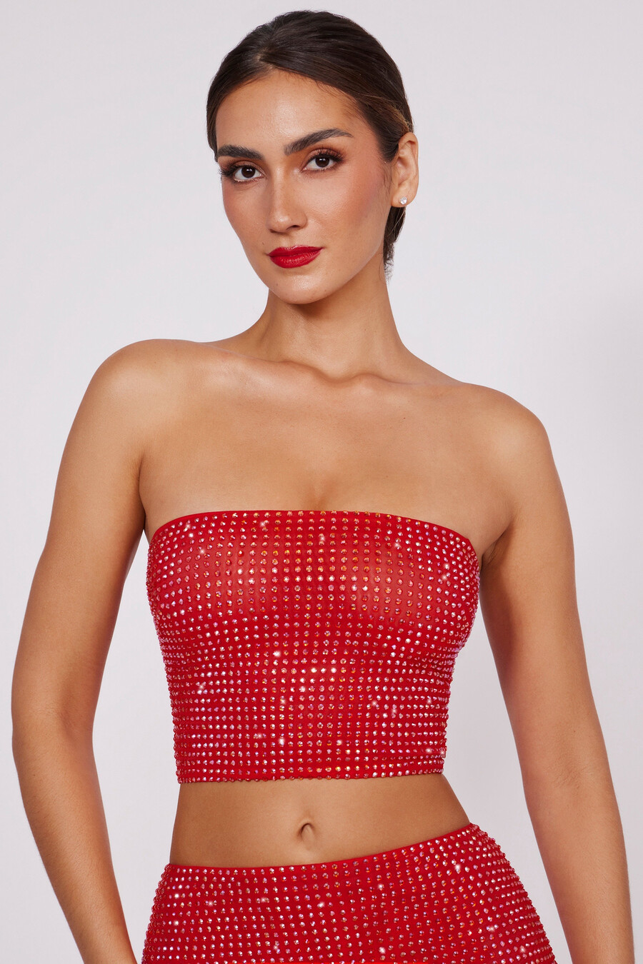 top cropped sem alças com detalhes brilhantes na cor vermelho fogo.