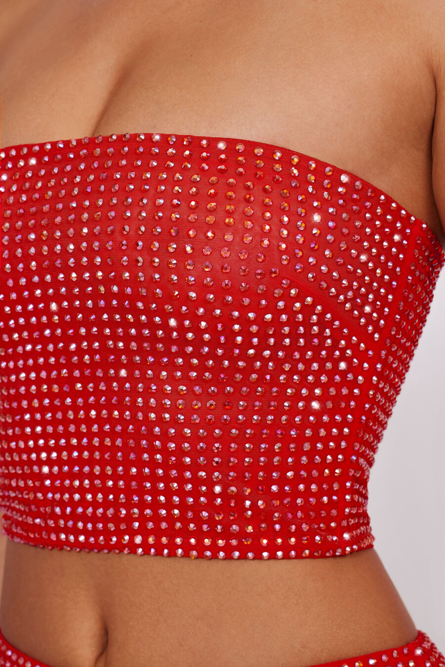 top cropped sem alças com detalhes brilhantes na cor vermelho fogo.