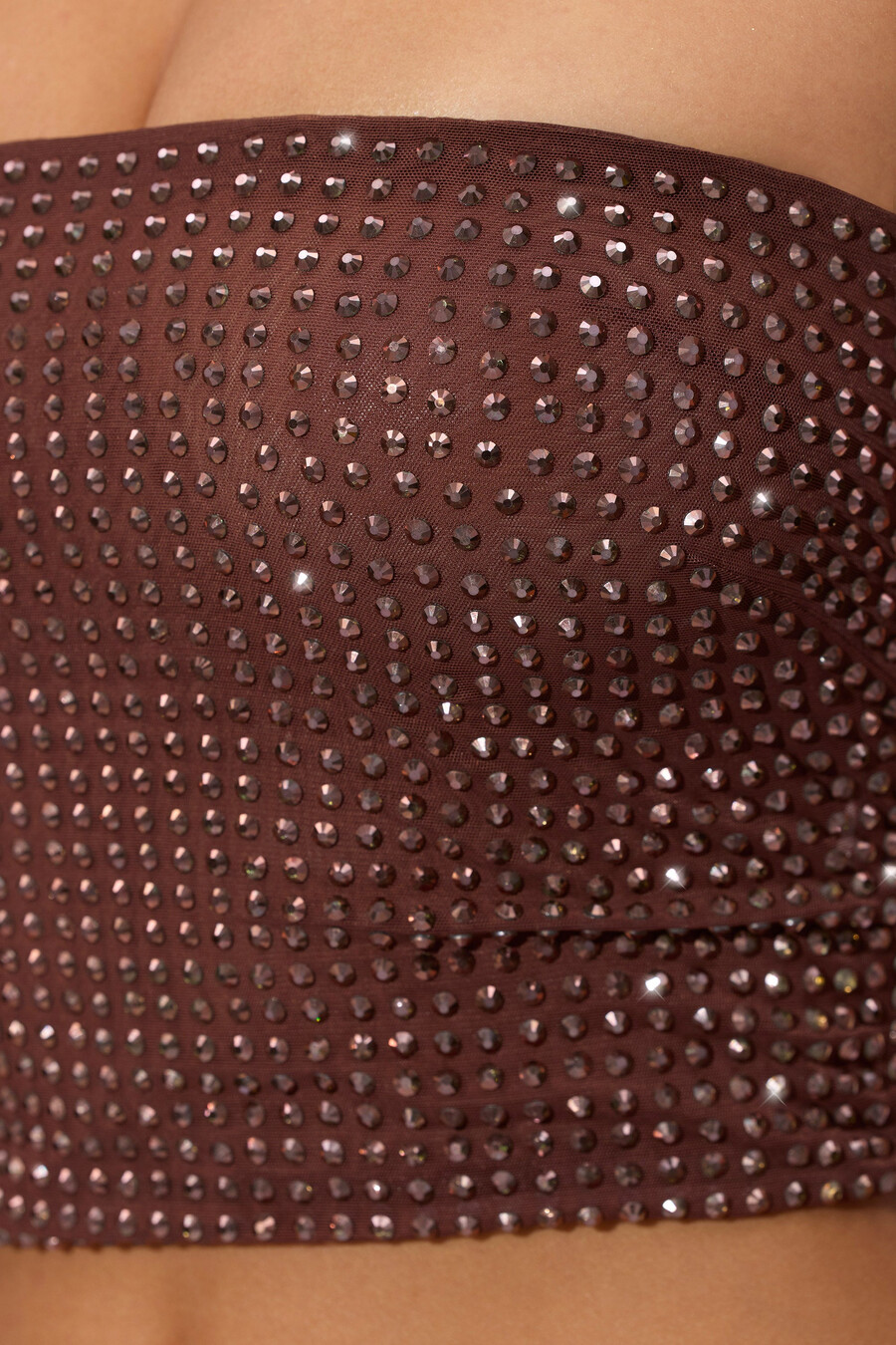 top cropped sem alças com detalhes brilhantes na cor café expresso.