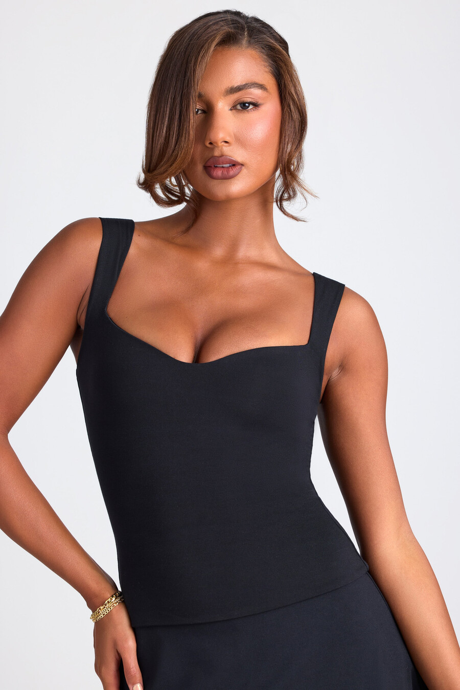 blusa modal com decote coração na cor preta.