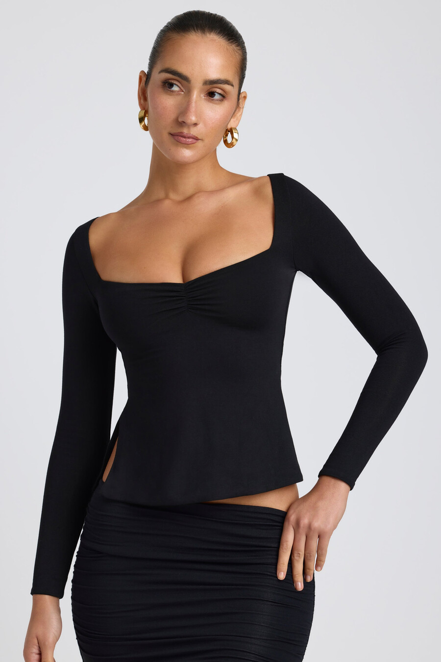 blusa modal com decote coração na cor preta.
