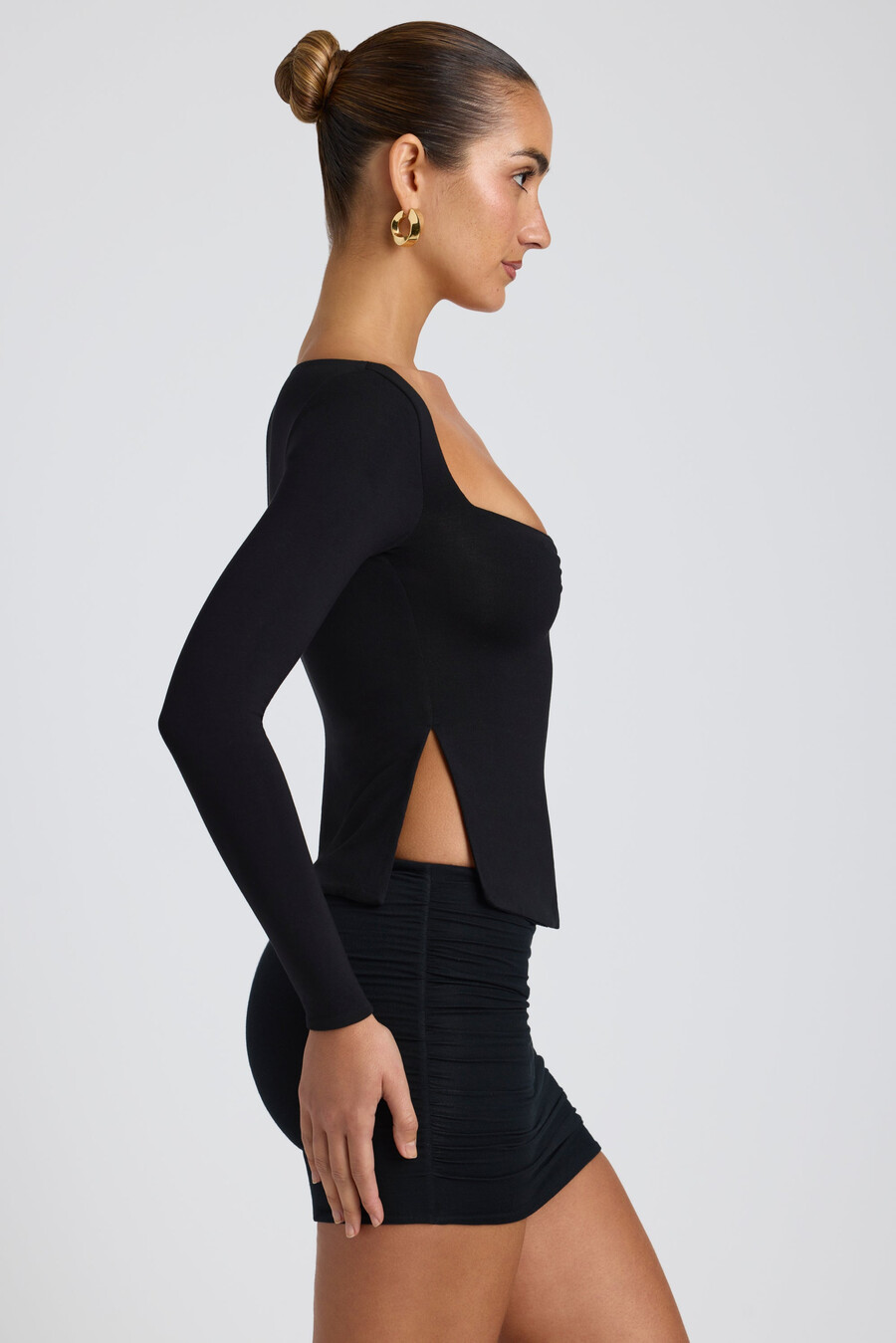 blusa modal com decote coração na cor preta.