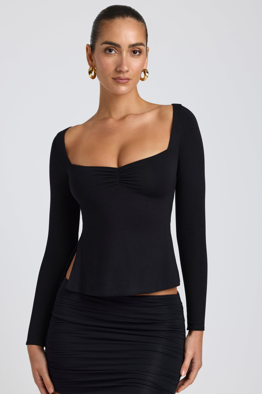 blusa modal com decote coração na cor preta.