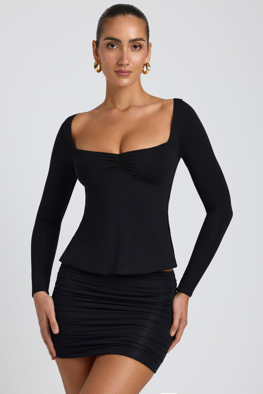 blusa modal com decote coração na cor preta.