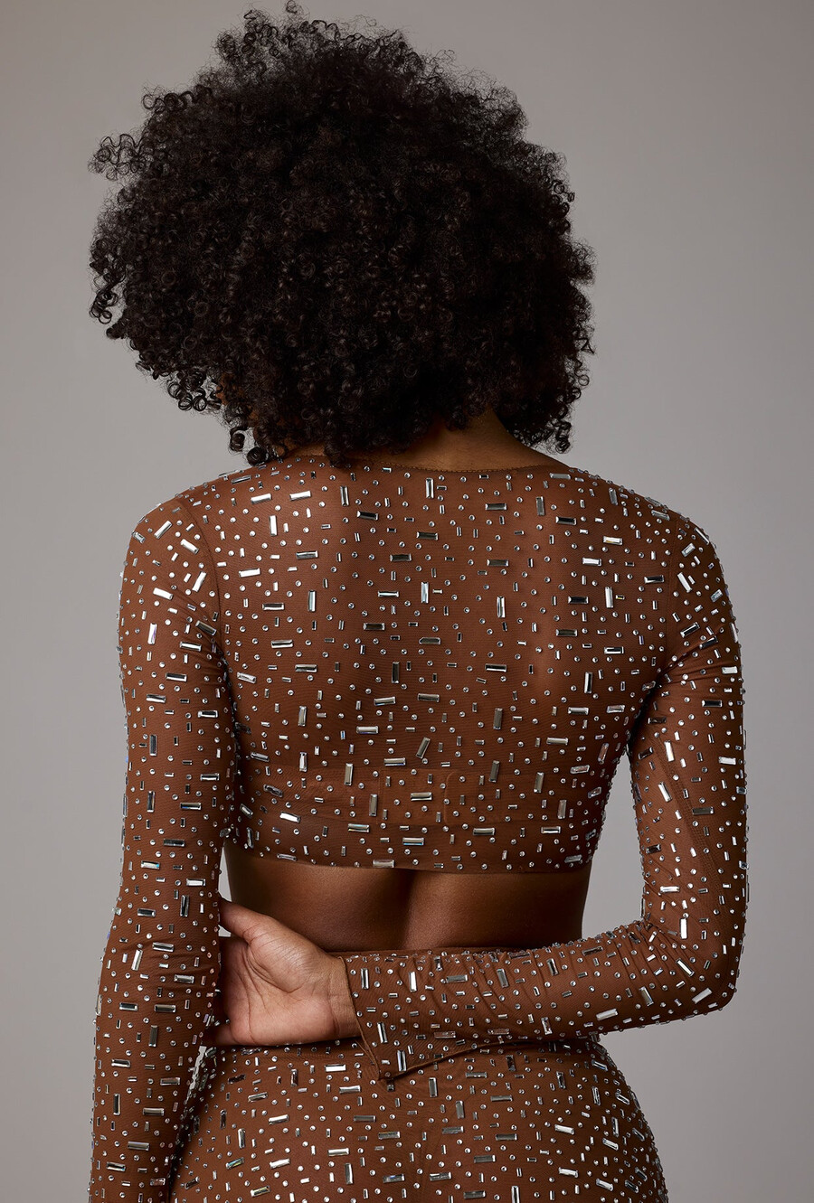 top cropped de manga comprida transparente com detalhes bordados na cor mocha.