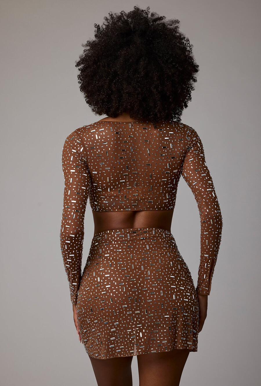 top cropped de manga comprida transparente com detalhes bordados na cor mocha.