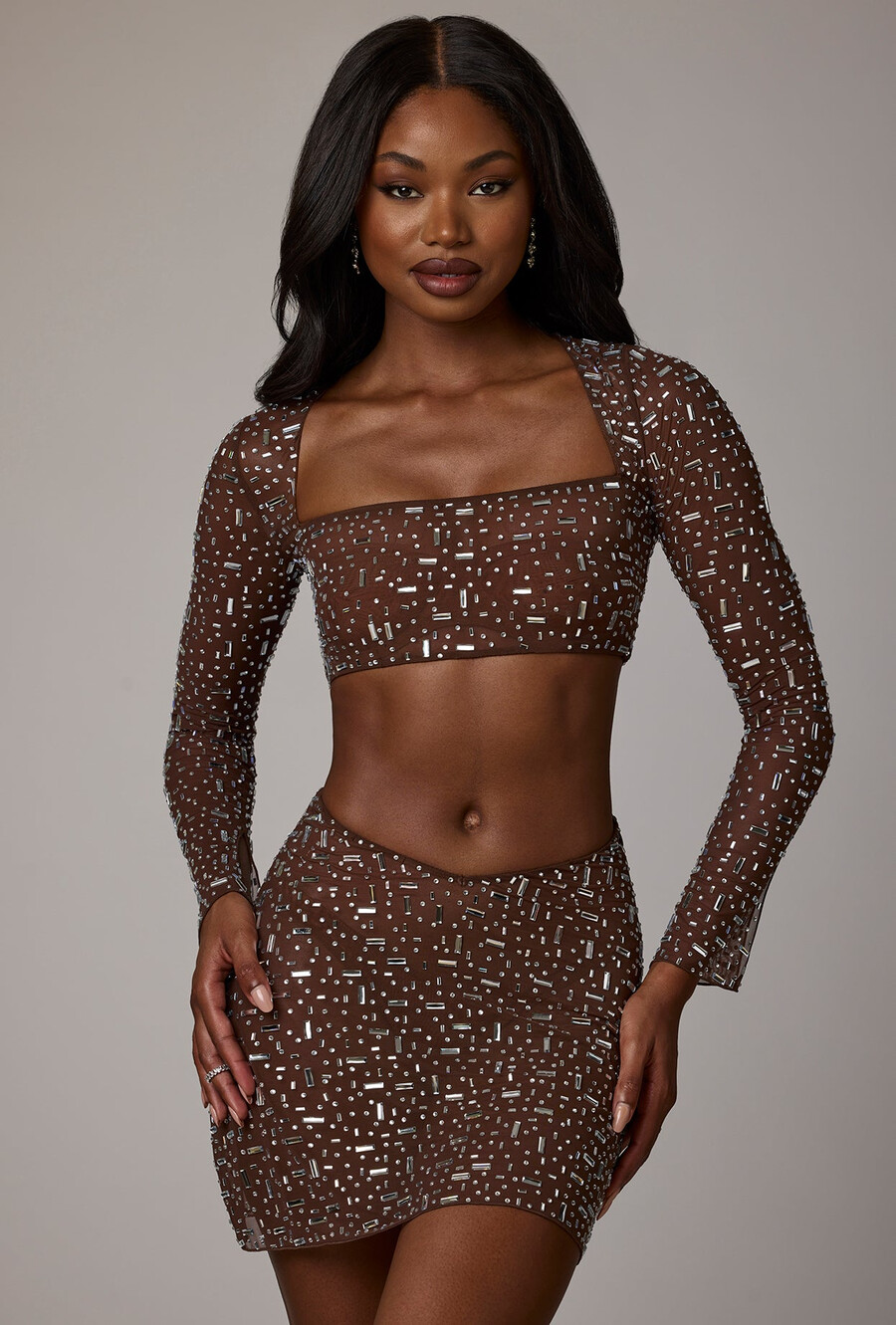 top cropped de manga comprida transparente com detalhes brilhantes na cor cacau escuro.