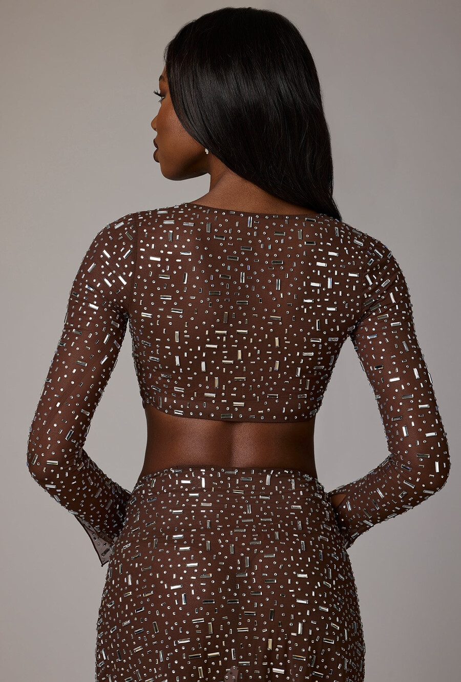 top cropped de manga comprida transparente com detalhes brilhantes na cor cacau escuro.