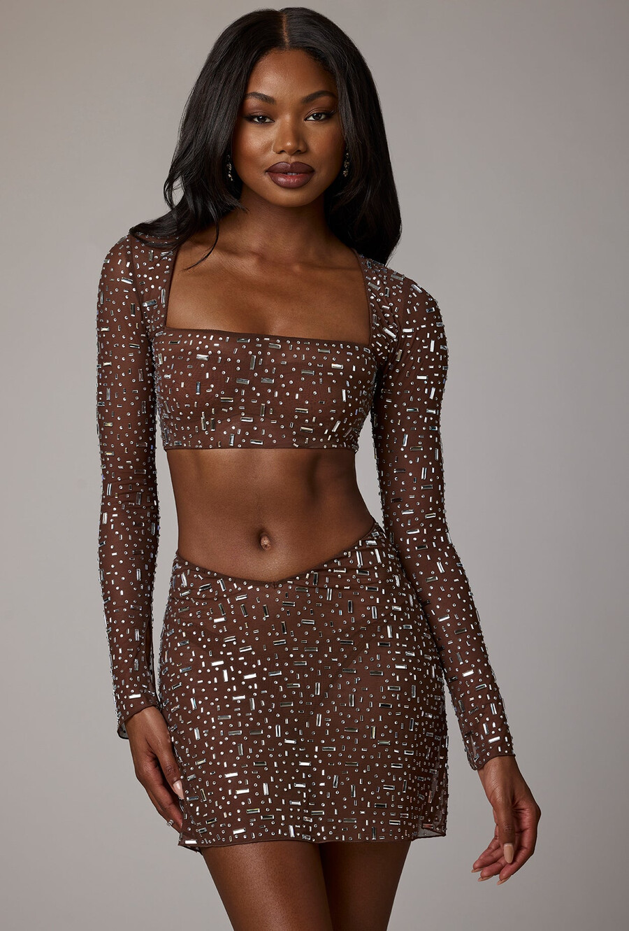 top cropped de manga comprida transparente com detalhes brilhantes na cor cacau escuro.