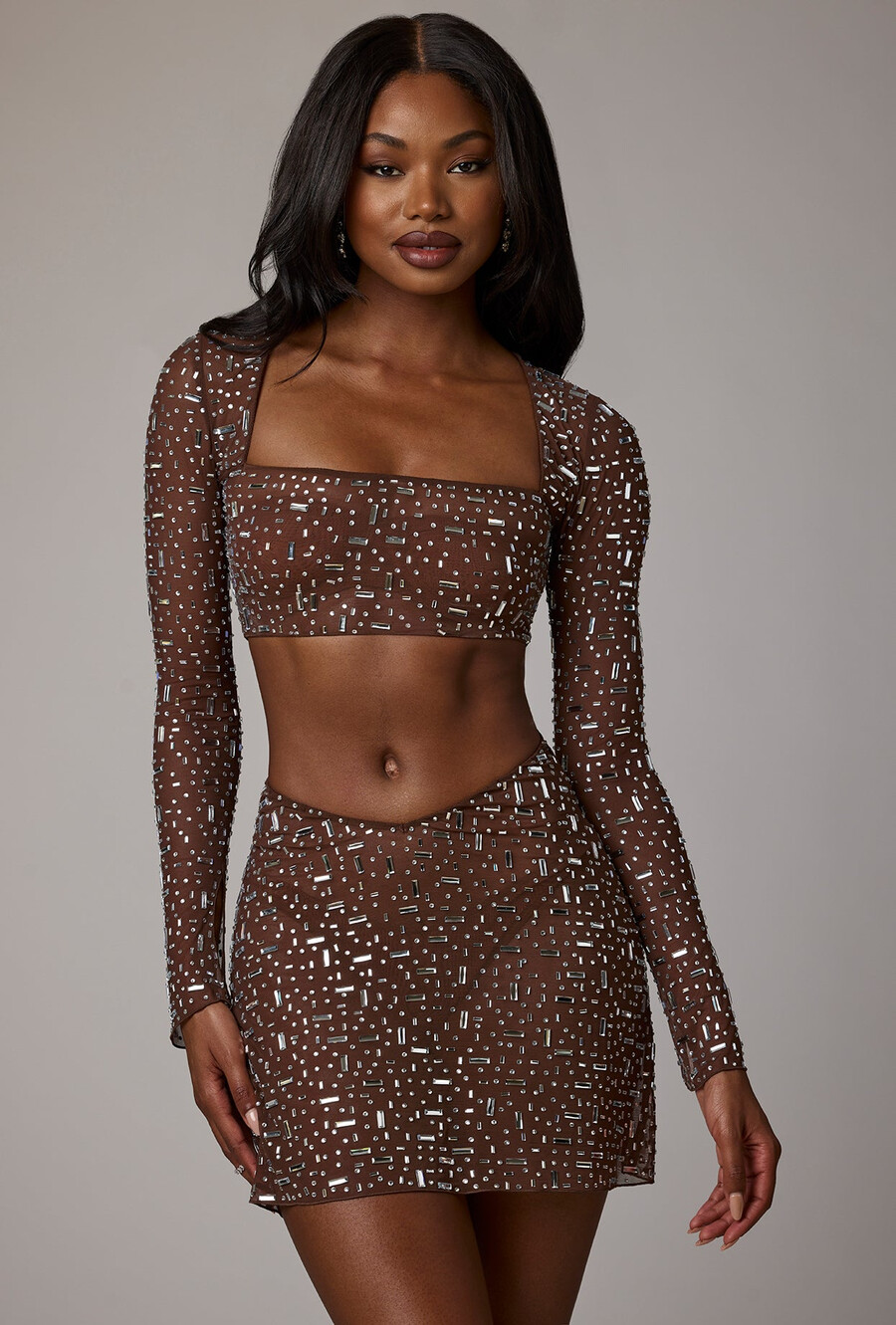 top cropped de manga comprida transparente com detalhes brilhantes na cor cacau escuro.