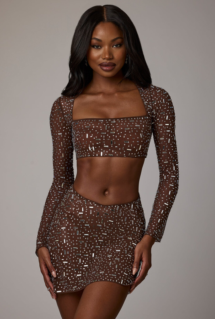 top cropped de manga comprida transparente com detalhes brilhantes na cor cacau escuro.