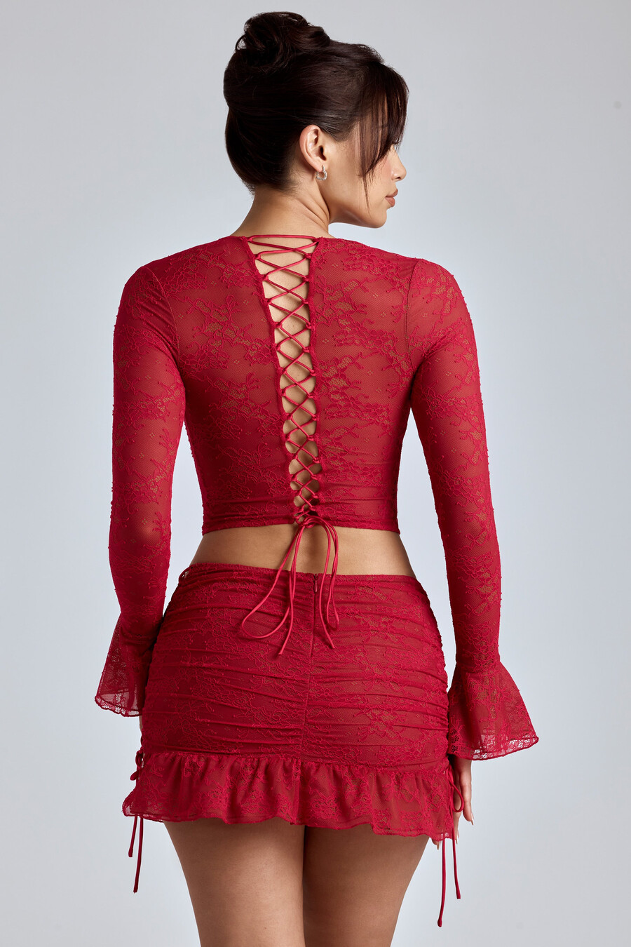 blusa de renda de manga comprida na cor vermelho cereja.