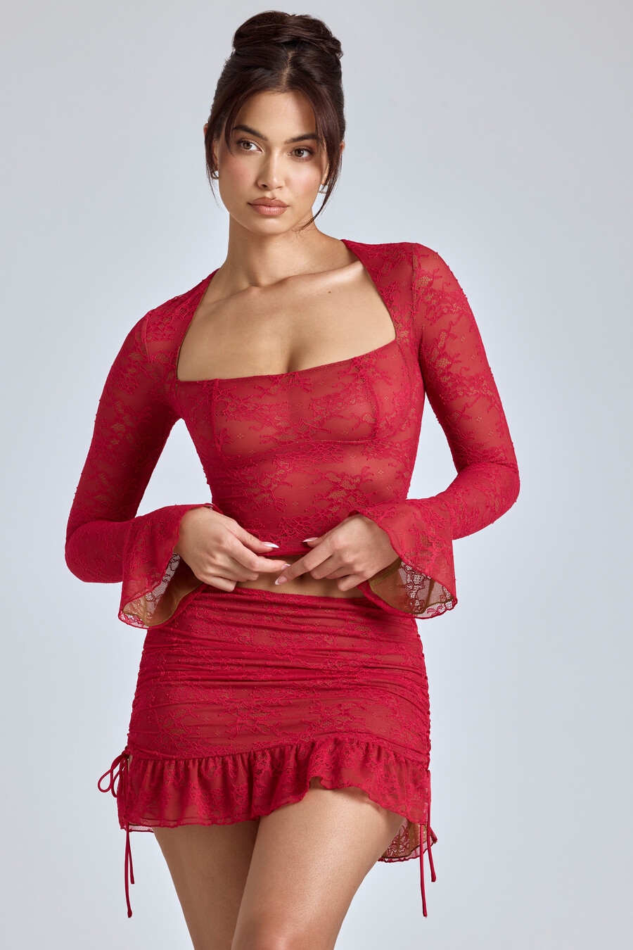 blusa de renda de manga comprida na cor vermelho cereja.