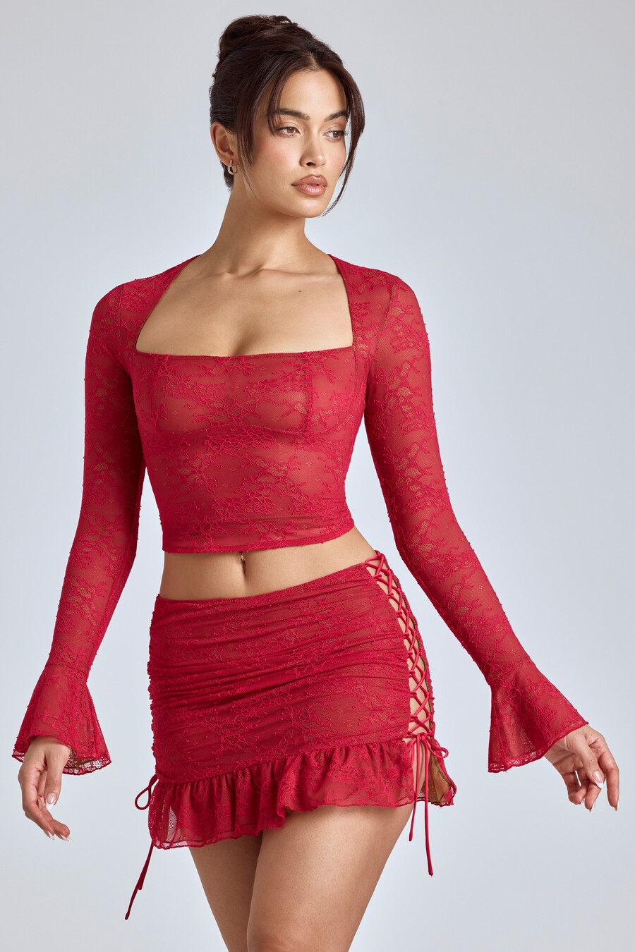 blusa de renda de manga comprida na cor vermelho cereja.