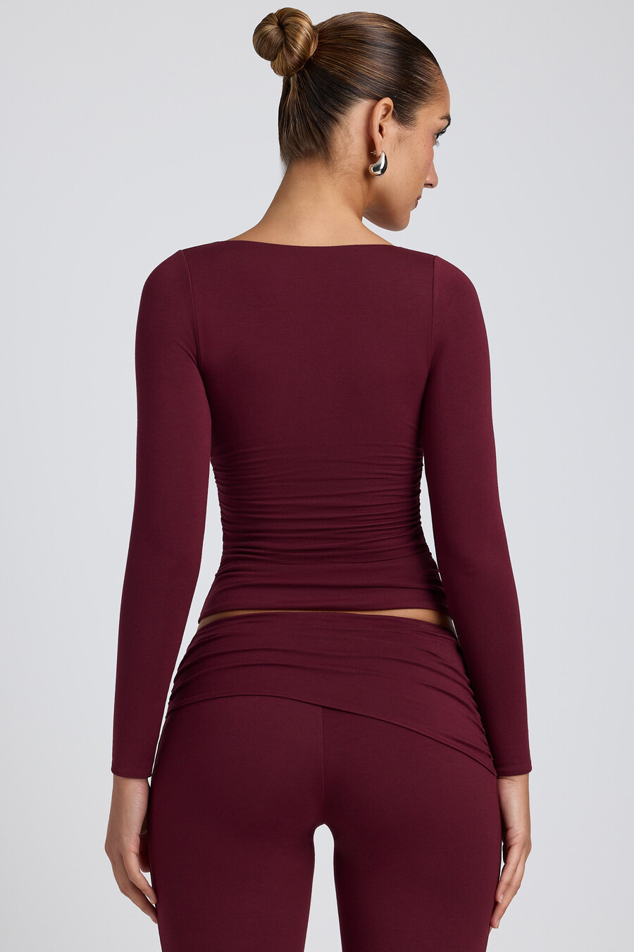 blusa de manga comprida franzida em tencel modal na cor ameixa