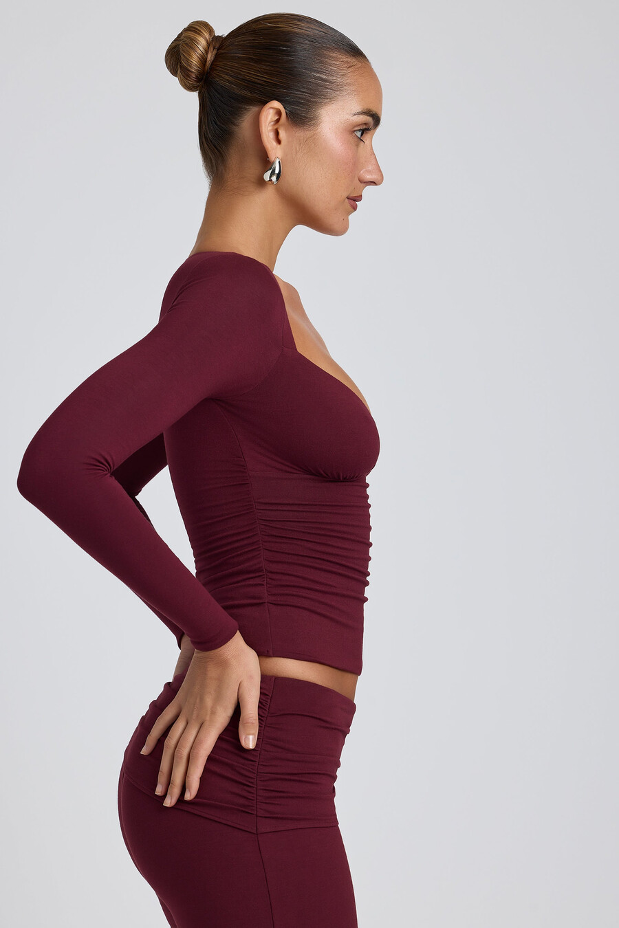 blusa de manga comprida franzida em tencel modal na cor ameixa