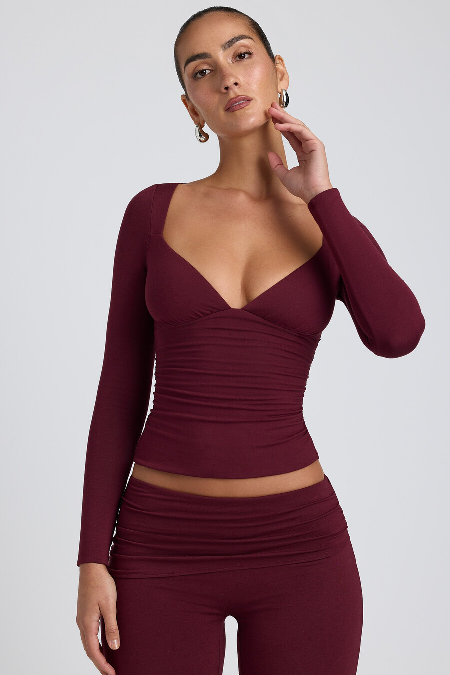 blusa de manga comprida franzida em tencel modal na cor ameixa