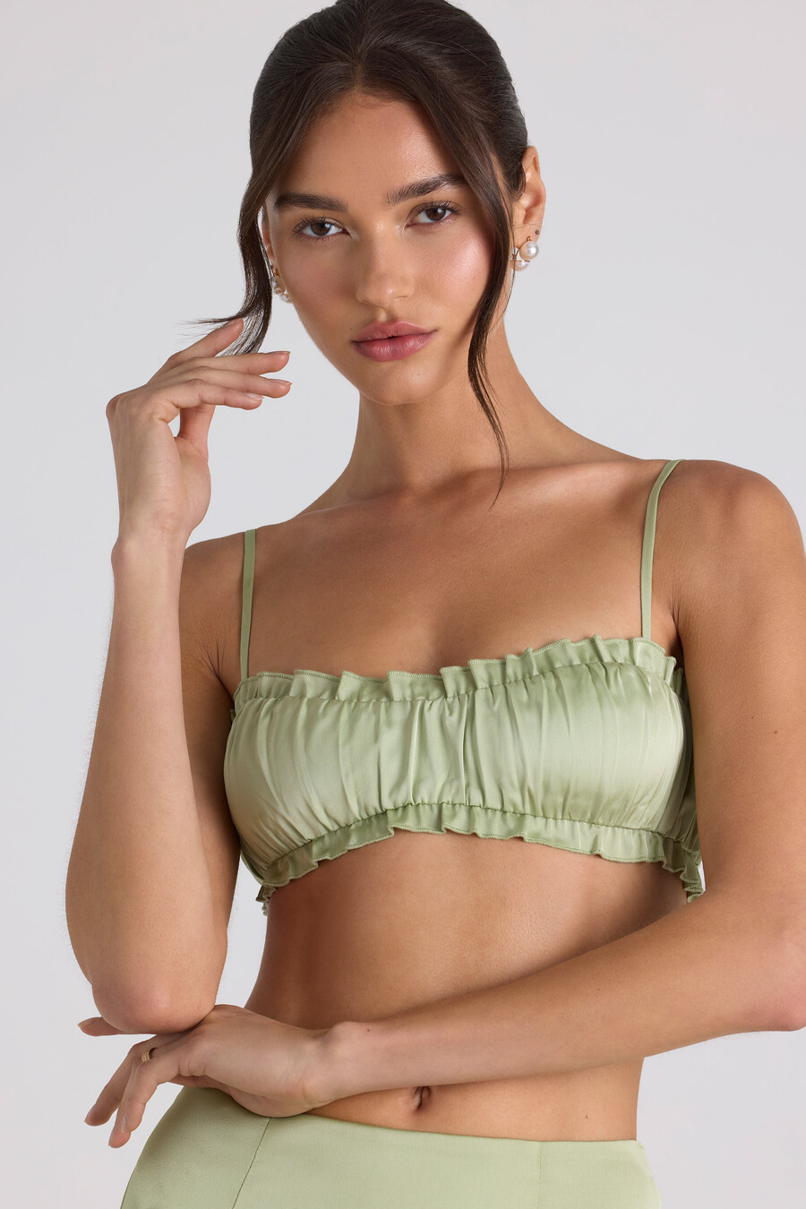 top cropped com babados e detalhe franzido na cor verde primavera