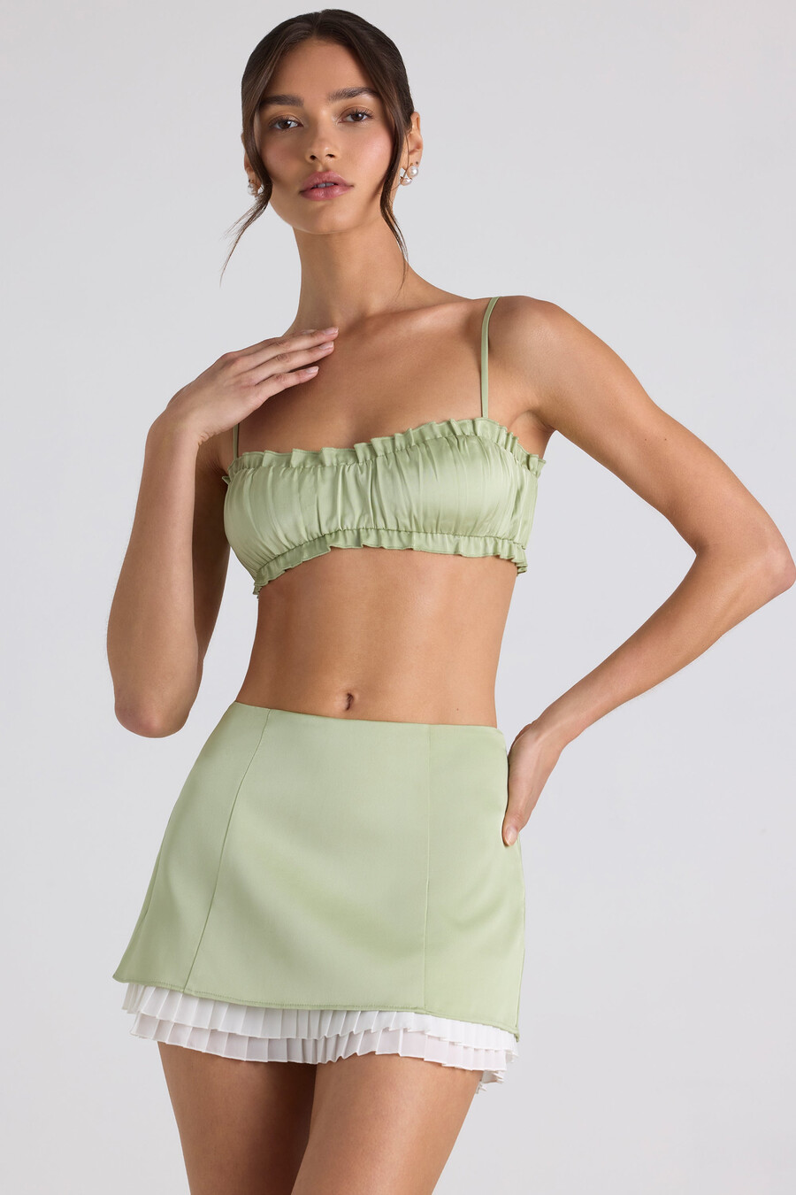 top cropped com babados e detalhe franzido na cor verde primavera