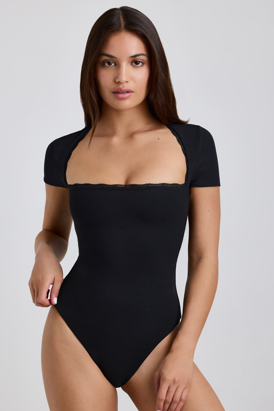 body canelado em modal com detalhes em renda na cor preta.