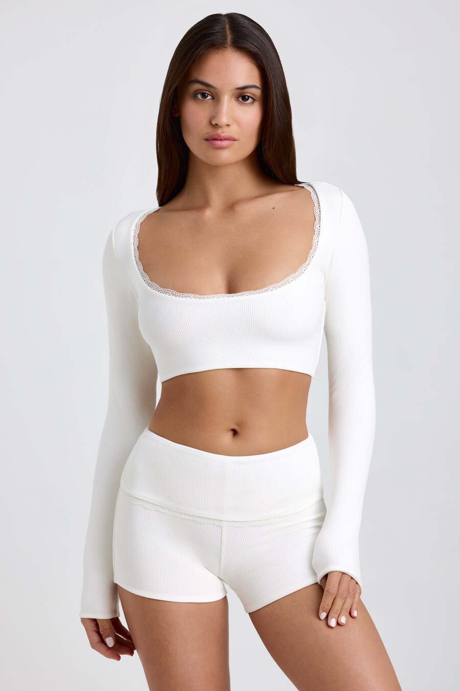 top cropped canelado em modal com detalhes em renda branca