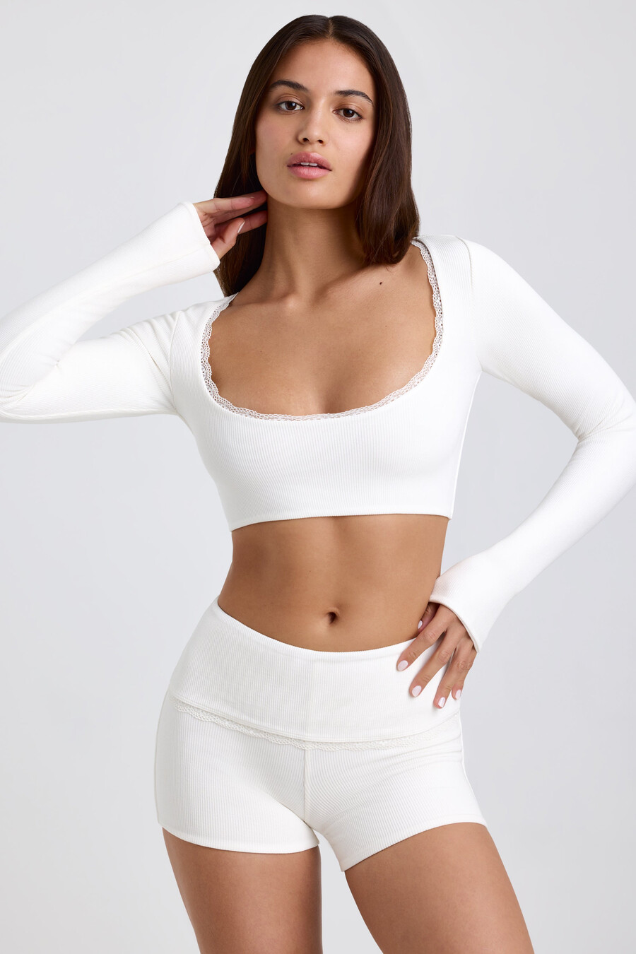 top cropped canelado em modal com detalhes em renda branca