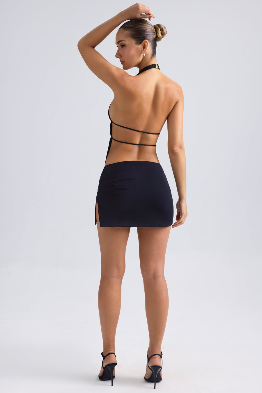top cropped com decote halter e recortes franzidos na cor preta.