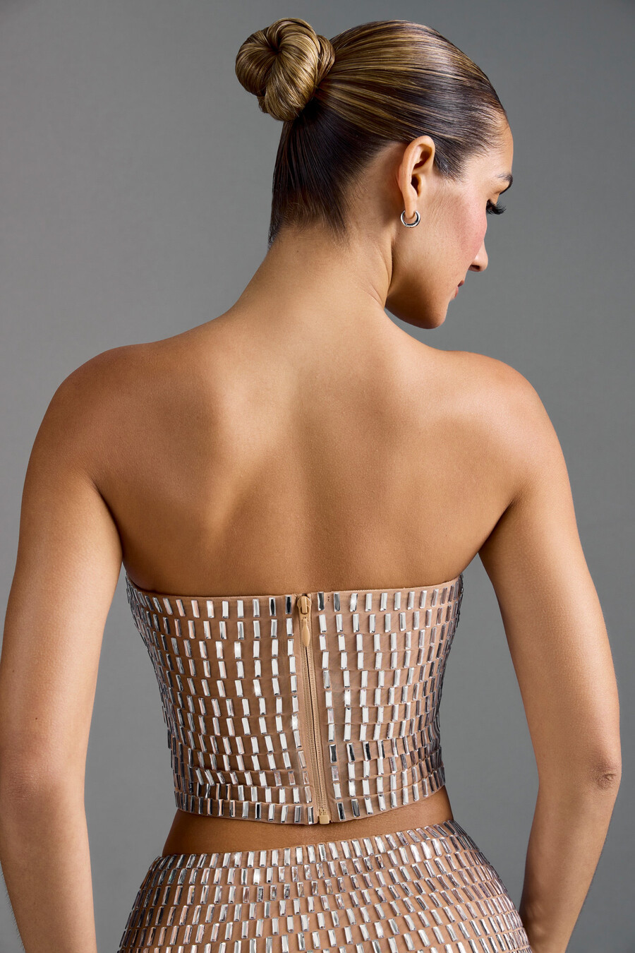 top bandeau bordado na cor amêndoa