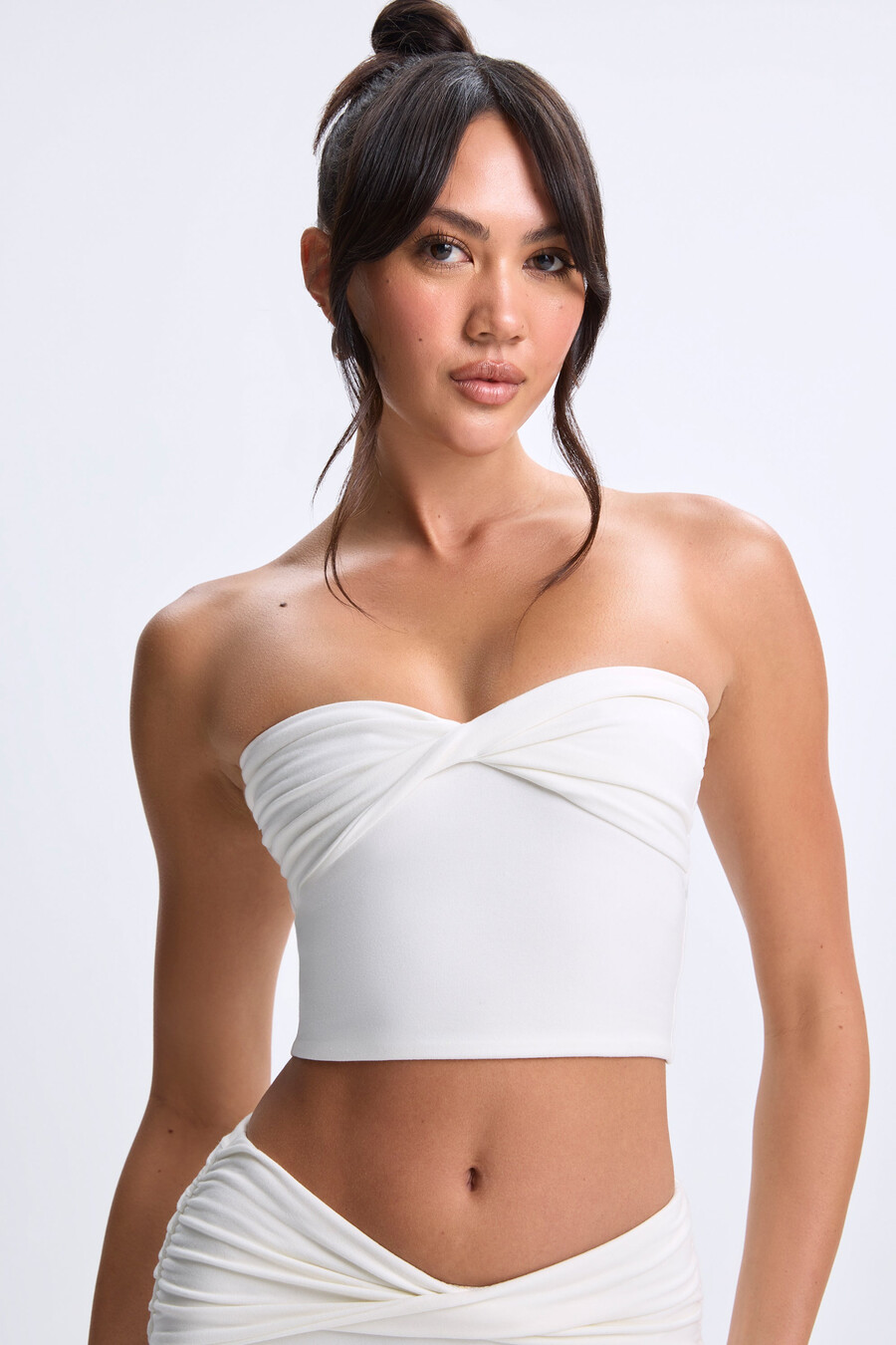 top bandeau com detalhe torcido na frente na cor branca.