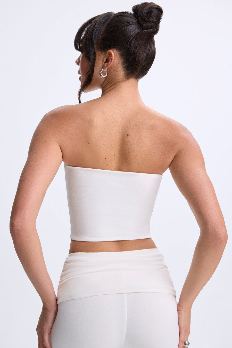 top bandeau com detalhe torcido na frente na cor branca.