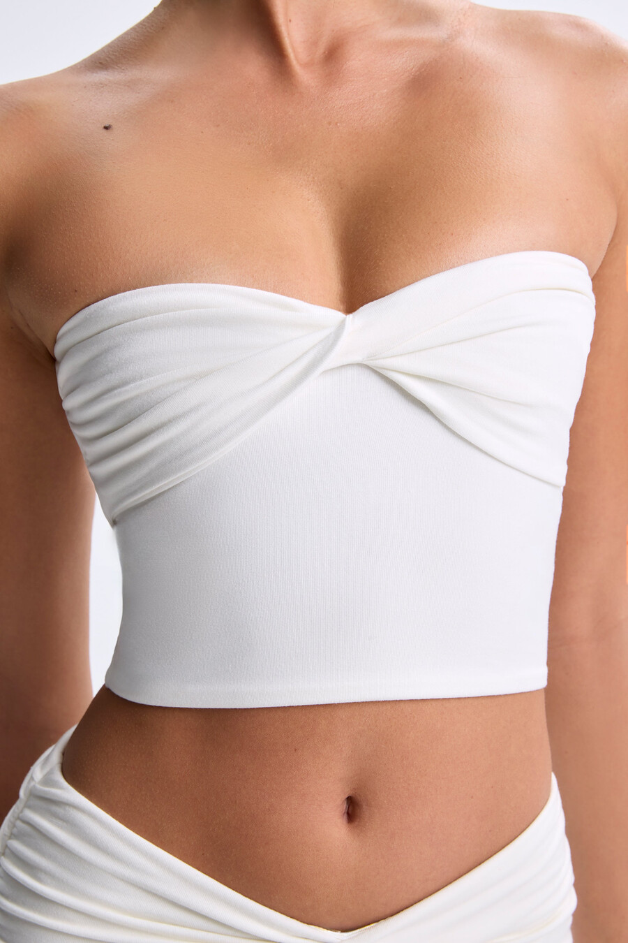 top bandeau com detalhe torcido na frente na cor branca.