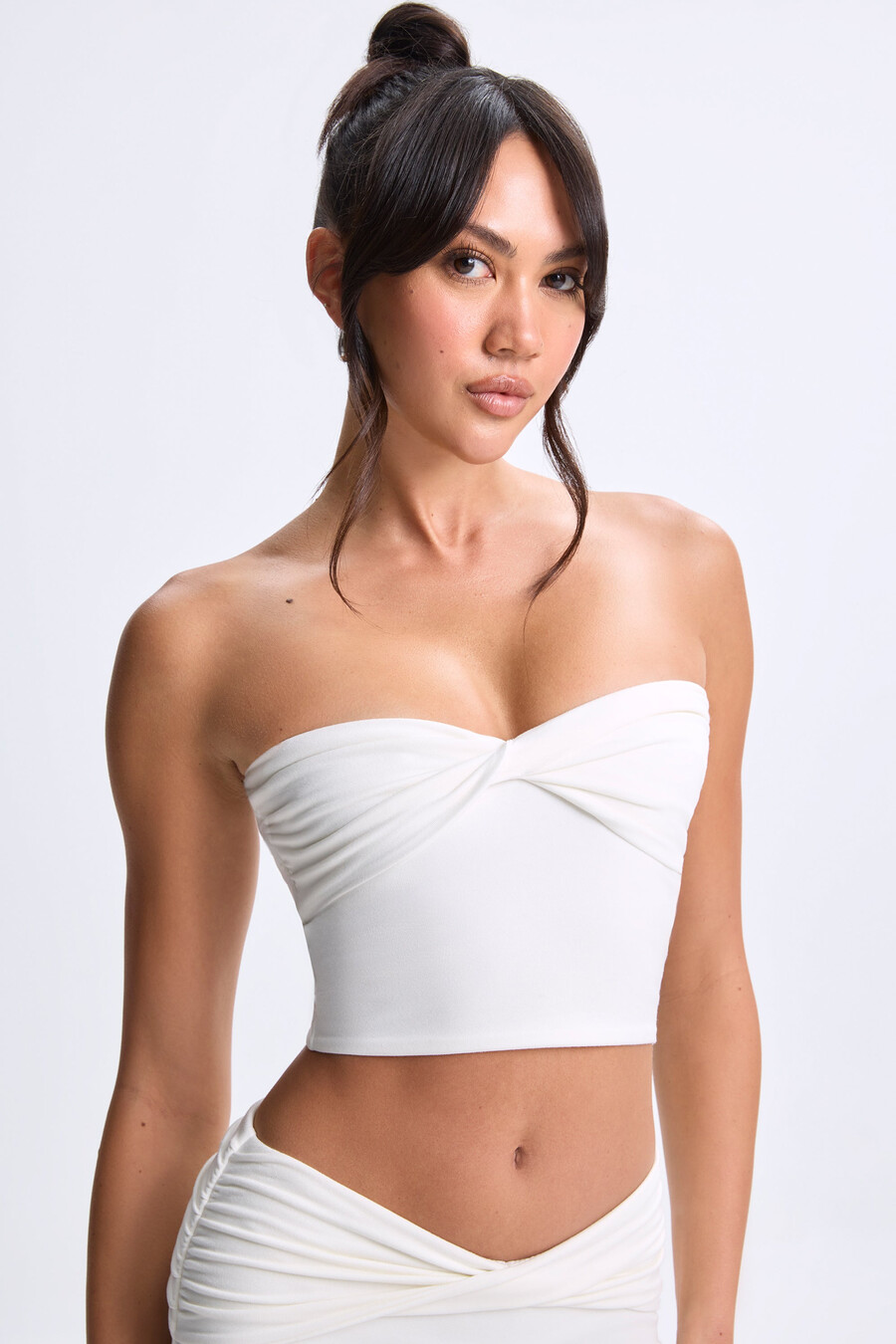 top bandeau com detalhe torcido na frente na cor branca.