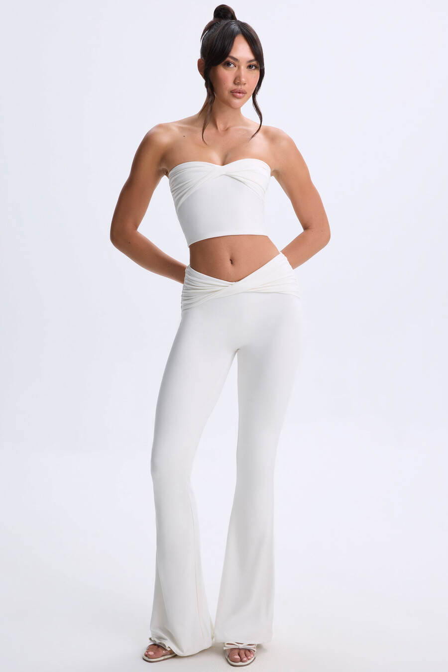 top bandeau com detalhe torcido na frente na cor branca.