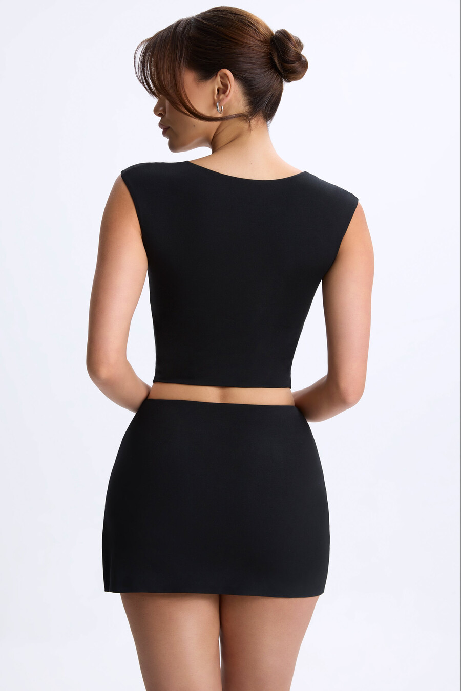 blusa preta com mangas curtas franzidas